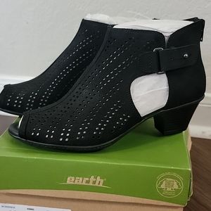 Earth Keri Black Soft Buck